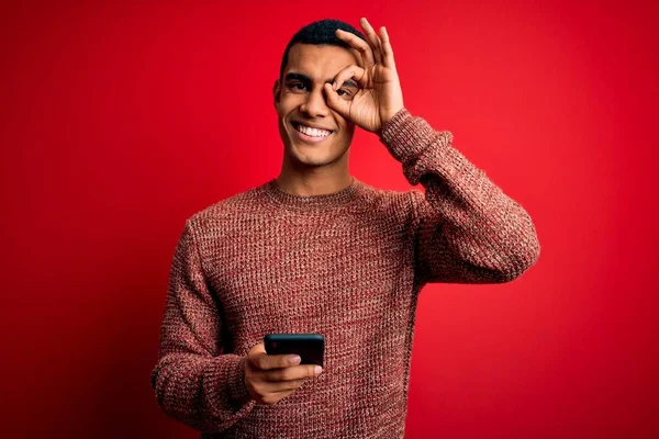 Yakışıklı Afro Amerikalı Adam Kırmızı Arka Planda Akıllı Telefon Kullanarak — Stok fotoğraf