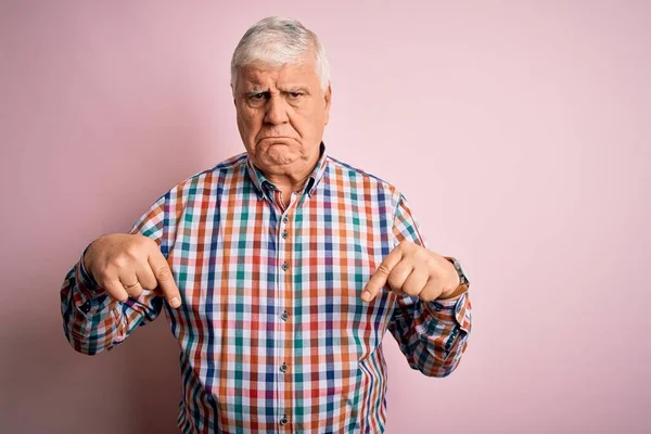 Anziano Bello Hoary Uomo Indossa Casual Camicia Colorata Isolato Sfondo — Foto Stock