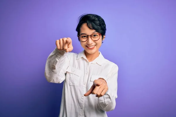 Jong Mooi Aziatisch Meisje Dragen Casual Shirt Bril Staan Paarse — Stockfoto