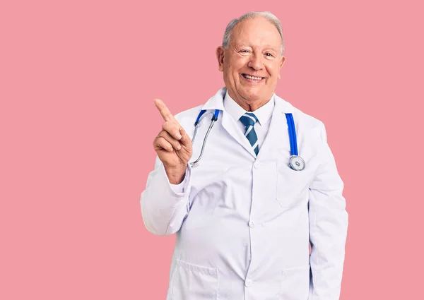 Doktor Önlüğü Giyen Yaşlı Beyaz Saçlı Yakışıklı Bir Adam Yüzünde — Stok fotoğraf