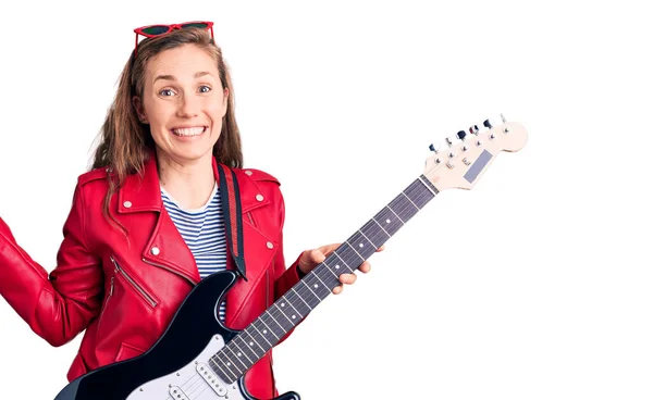 Genç Güzel Sarışın Kadın Zaferi Kutlamak Için Elektro Gitar Çalıyor — Stok fotoğraf