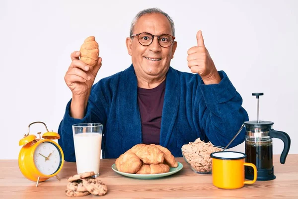 Homem Bonito Sênior Com Cabelo Grisalho Sentado Mesa Comendo Croissant — Fotografia de Stock