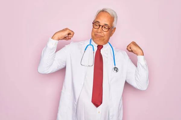 Steteskop Takan Orta Yaşlı Kır Saçlı Doktor Kollarında Gururla Gülümseyen — Stok fotoğraf