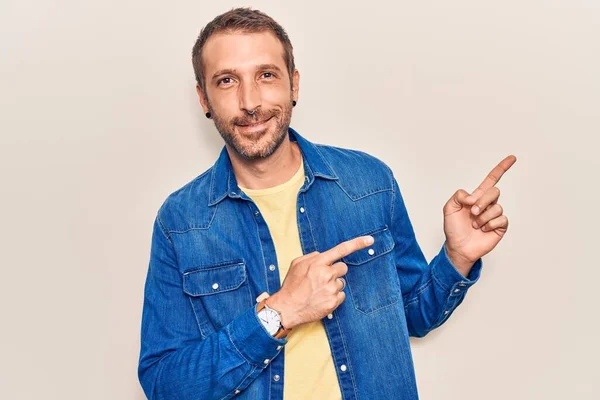 Joven Hombre Guapo Con Ropa Casual Sonriendo Mirando Cámara Apuntando —  Fotos de Stock