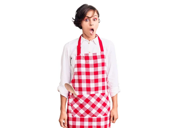 요리용 앞치마를 전문적으로 아름다운 여성은 두려움과 놀라움 두려움 얼굴에 충격을 — 스톡 사진