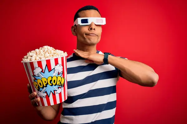 Joven Hombre Afroamericano Guapo Viendo Películas Usando Gafas Comiendo Palomitas —  Fotos de Stock