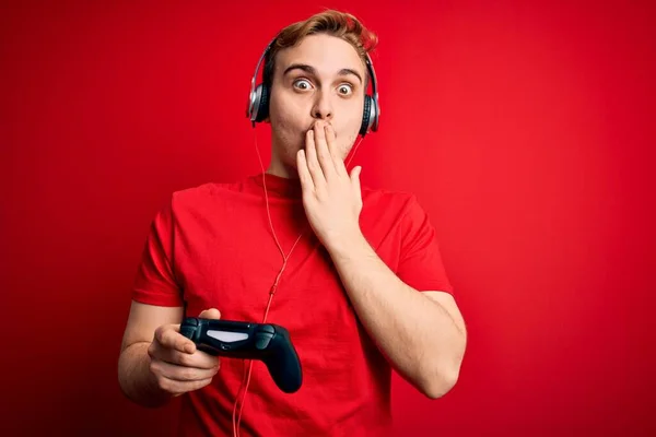 Joven Jugador Pelirrojo Guapo Jugando Videojuegos Con Auriculares Joystick Cubriendo — Foto de Stock