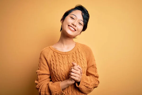 Jong Mooi Aziatisch Meisje Dragen Casual Trui Diadeem Staan Gele — Stockfoto