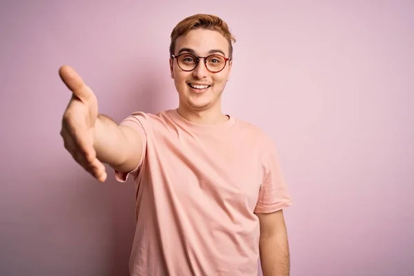 Ung Stilig Rödhårig Man Bär Casual Shirt Stående Över Isolerade — Stockfoto