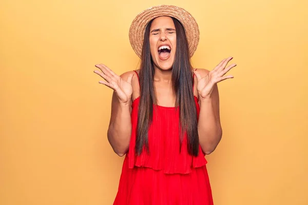 Young Beautiful Brunette Woman Wearing Summer Hat Dress Celebrating Mad — Stock Photo, Image