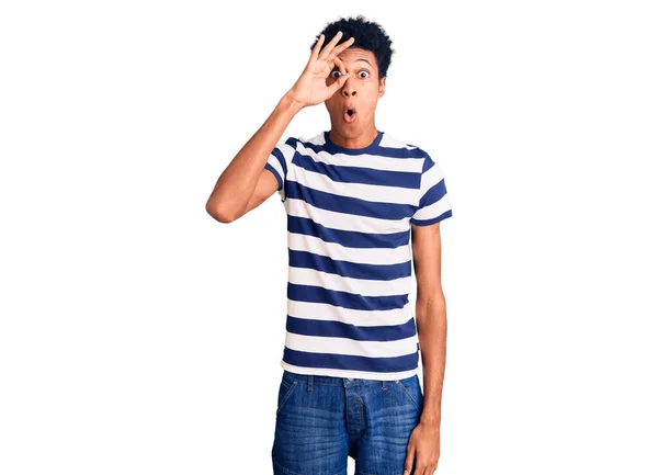 Ung Afrikansk Amerikansk Man Klädd Avslappnade Kläder Gör Gest Chockad — Stockfoto