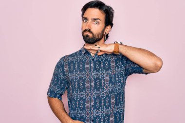 Pembe arka planda hippi tarzı giyinmiş genç, İspanyol bohem bir adam bıçakla boğazını kesiyor, saldırganlığı şiddetli bir şiddetle tehdit ediyor.