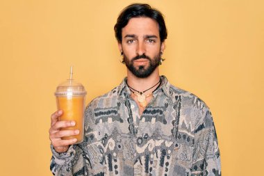 Genç, yakışıklı, bohem, bohem hippi, ayısı sağlıklı, taze portakal suyu içen, akıllı yüzlü, kendine güvenen ve ciddi düşünen bir adam.