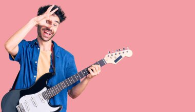 Genç İspanyol gitar çalan, gülümseyen, mutlu, el pençe divan duran, el pençe divan duran adam. 