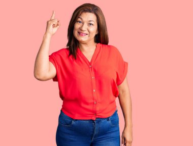 Orta yaşlı esmer kadın. 