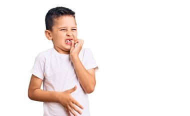 Küçük şirin çocuk, günlük beyaz tişört giyiyordu. Stresli ve gergin görünüyordu. Ağzı tırnak yiyen elleri vardı. anksiyete. 