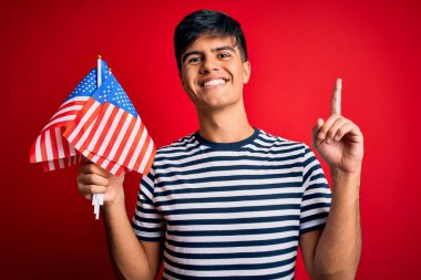 Amerika Birleşik Devletleri bayraklarını tutan genç ve yakışıklı vatansever bir adam bağımsızlık gününü kutlarken bir fikir ya da soru işareti ile şaşırdı.