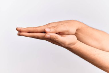 Beyaz tenli genç adam parmaklarını izole edilmiş beyaz arka planda gösteriyor aralarında kopya alanı tutuyor, her iki avuçla ölçüyor.