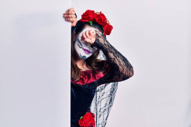 Boş pankart taşıyan, güler yüzlü, güler yüzlü, elleri açık bir şekilde dikizleme oyunu oynayan genç bir kadın. Şaşırdım ve çıktım. 