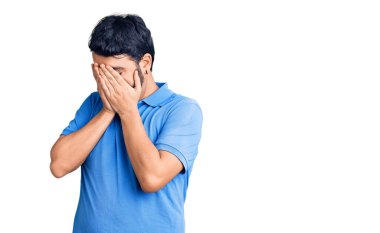 Ağlarken suratını ellerle kapatan, günlük kıyafetler giyen genç İspanyol. depresyon kavramı. 