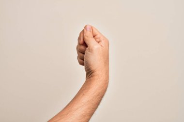 İzole edilmiş beyaz arka planda parmak, iş ve reklamla boş alan tutan beyaz bir gencin eli.