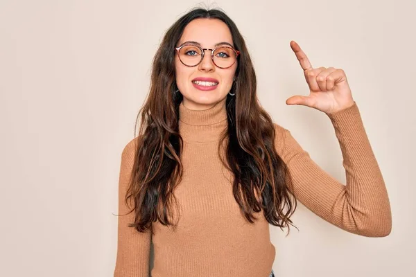 Mujer Hermosa Joven Con Suéter Casual Cuello Alto Gafas Sobre —  Fotos de Stock