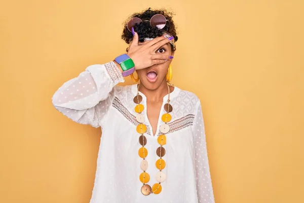 Young Beautiful African American Afro Hippie Woman Wearing Sunglasses Accessories — Stock Photo, Image