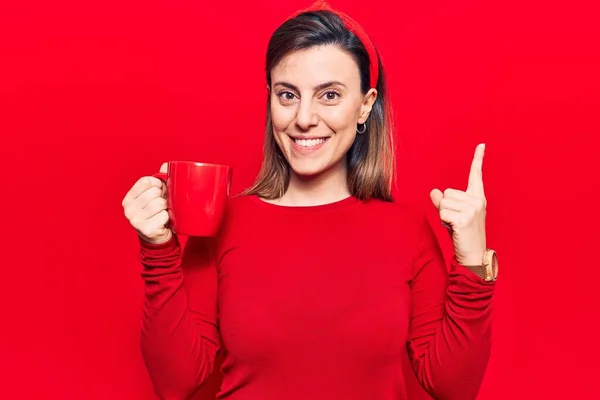 Jovem Mulher Bonita Segurando Café Sorrindo Com Uma Ideia Pergunta — Fotografia de Stock