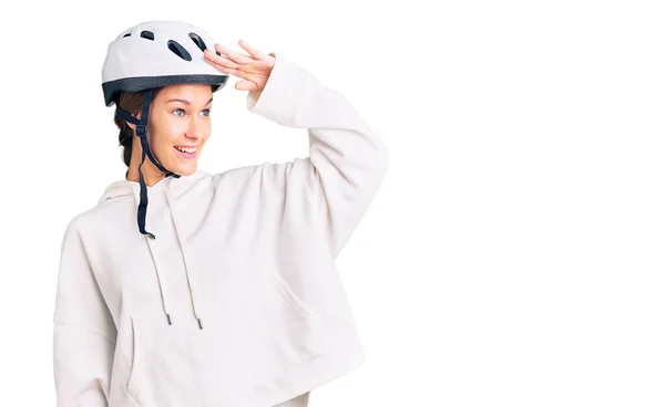 Mulher Jovem Morena Bonita Usando Capacete Bicicleta Roupas Esportivas Muito — Fotografia de Stock