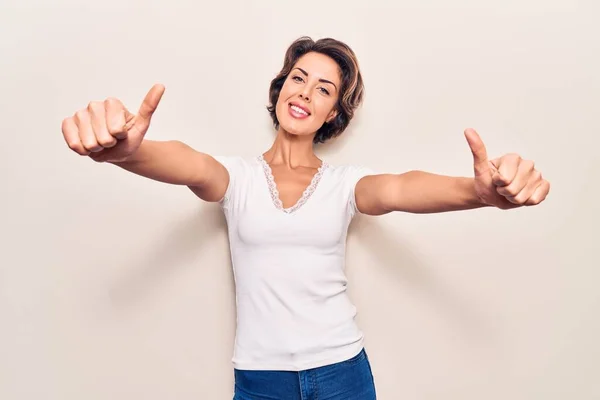 Junge Schöne Frau Lässiger Kleidung Die Positive Geste Mit Der — Stockfoto