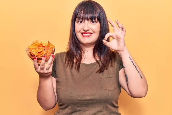 Junge Size Frau Hält Nachos Kartoffelchips Der Hand Und Winkt — Stockfoto