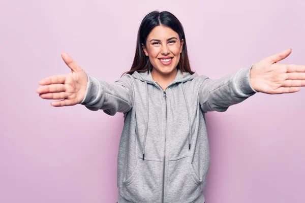 Jonge Mooie Sportieve Vrouw Draagt Sportkleding Staan Geïsoleerde Roze Achtergrond — Stockfoto