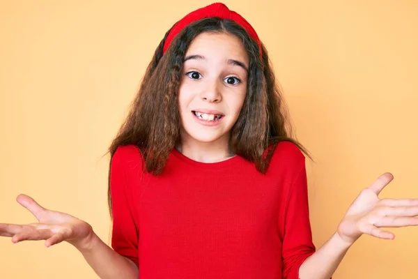 Linda Niña Hispana Vistiendo Ropa Casual Diadema Expresión Despistada Confusa — Foto de Stock