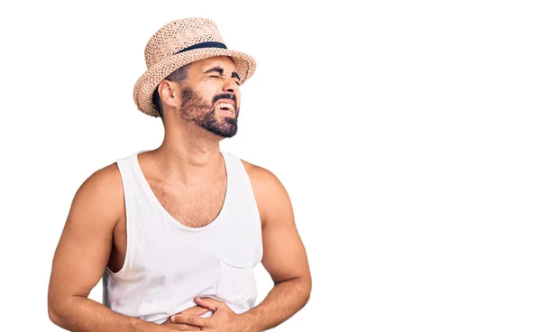 Ung Latinamerikan Man Bär Casual Sommar Hatt Med Handen Magen — Stockfoto