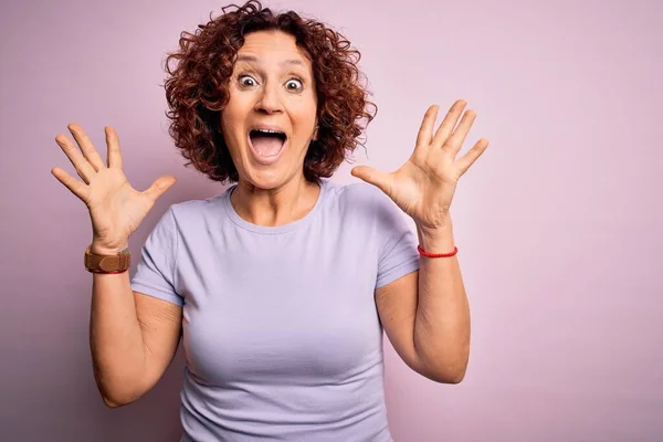 Middelbare Leeftijd Mooie Krullend Haar Vrouw Dragen Casual Shirt Geïsoleerde — Stockfoto