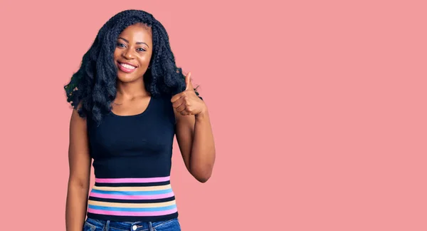 Красивая Африканская Американка Повседневной Одежде Улыбается Счастливой Позитивной Большой Палец — стоковое фото