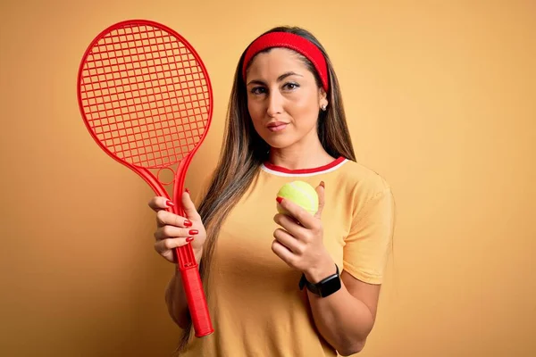 Mooie Brunette Sportvrouw Spelen Tennis Met Behulp Van Racket Bal — Stockfoto