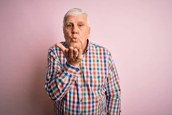 Senior Hombre Apuesto Hoary Usando Camisa Colorida Casual Sobre Fondo —  Fotos de Stock