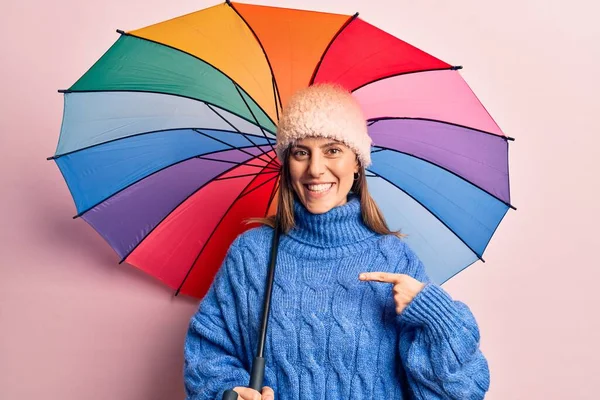 Junge Schöne Frau Mit Buntem Regenschirm Zeigt Mit Dem Finger — Stockfoto