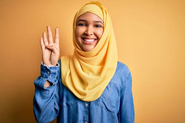 Joven Hermosa Mujer Con Pelo Rizado Usando Hiyab Tradicional Árabe — Foto de Stock