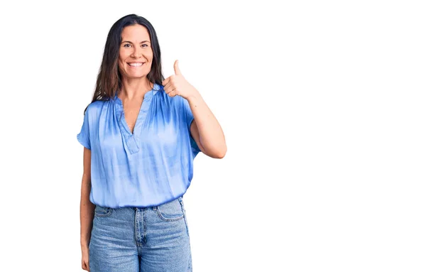 Junge Schöne Brünette Frau Trägt Legeres Shirt Lächelt Glücklich Und — Stockfoto