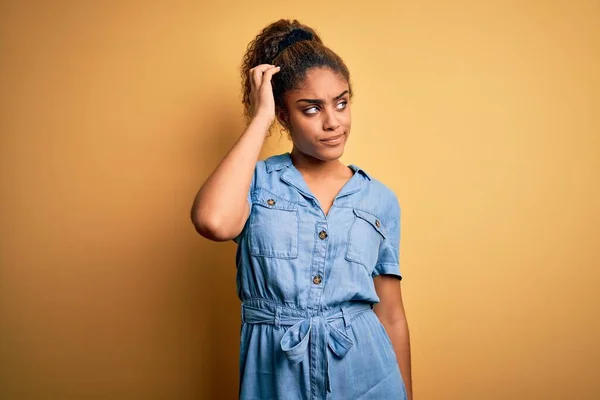 Sarı Arka Planda Dikilen Kot Elbiseli Güzel Afro Amerikalı Kız — Stok fotoğraf