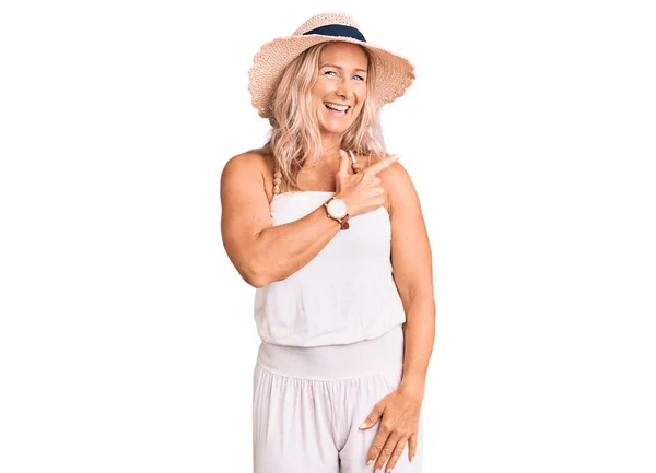 Medelålders Passform Blond Kvinna Bär Sommar Hatt Glad Med Ett — Stockfoto