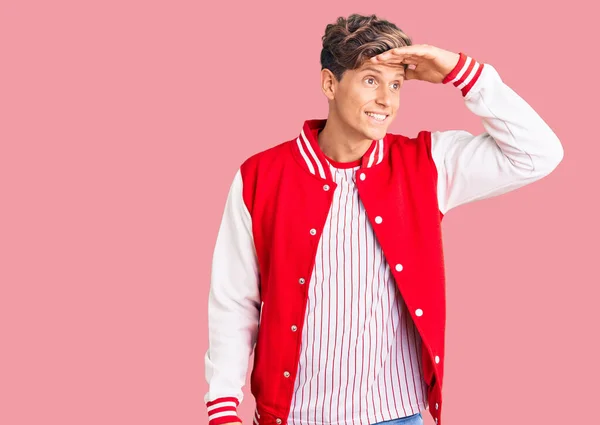 Homem Bonito Jovem Vestindo Uniforme Beisebol Muito Feliz Sorrindo Olhando — Fotografia de Stock