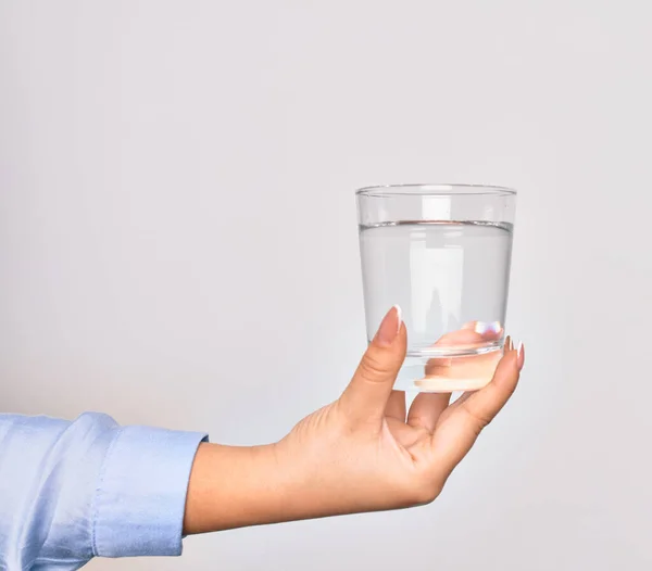 Mão Caucasiano Jovem Segurando Vidro Água Sobre Fundo Branco Isolado — Fotografia de Stock