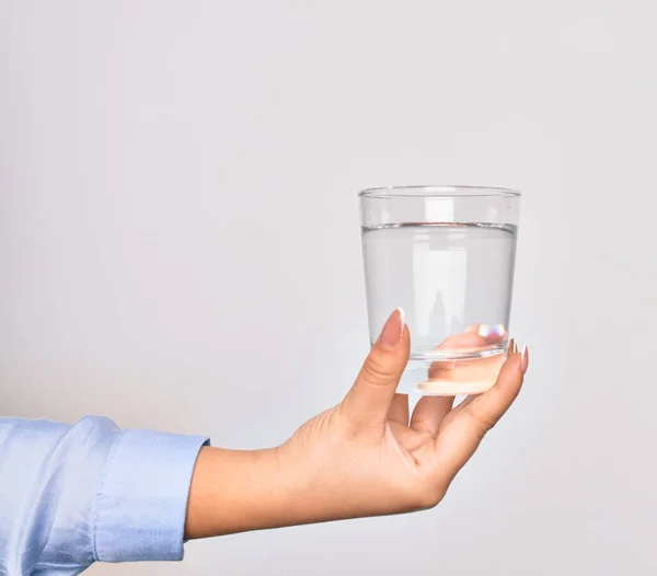 Mano Mujer Joven Caucásica Sosteniendo Vaso Agua Sobre Fondo Blanco —  Fotos de Stock