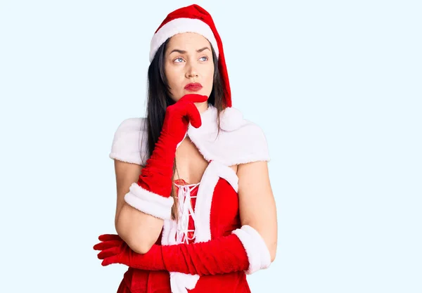 Jovem Bela Mulher Caucasiana Vestindo Traje Papai Noel Com Mão — Fotografia de Stock