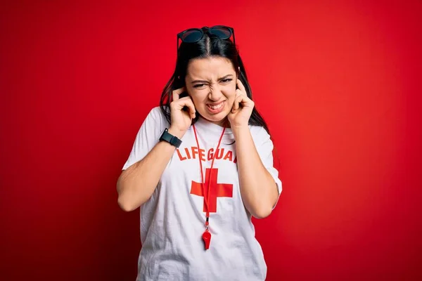 Jeune Femme Sauveteuse Portant Garde Sécurité Équipé Sur Fond Rouge — Photo