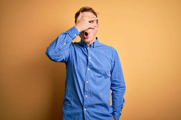 Jovem Homem Ruivo Bonito Vestindo Camisa Listrada Casual Sobre Fundo — Fotografia de Stock