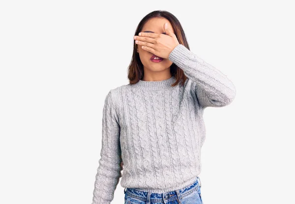 Junge Schöne Chinesin Lässiger Kleidung Die Die Augen Mit Der — Stockfoto